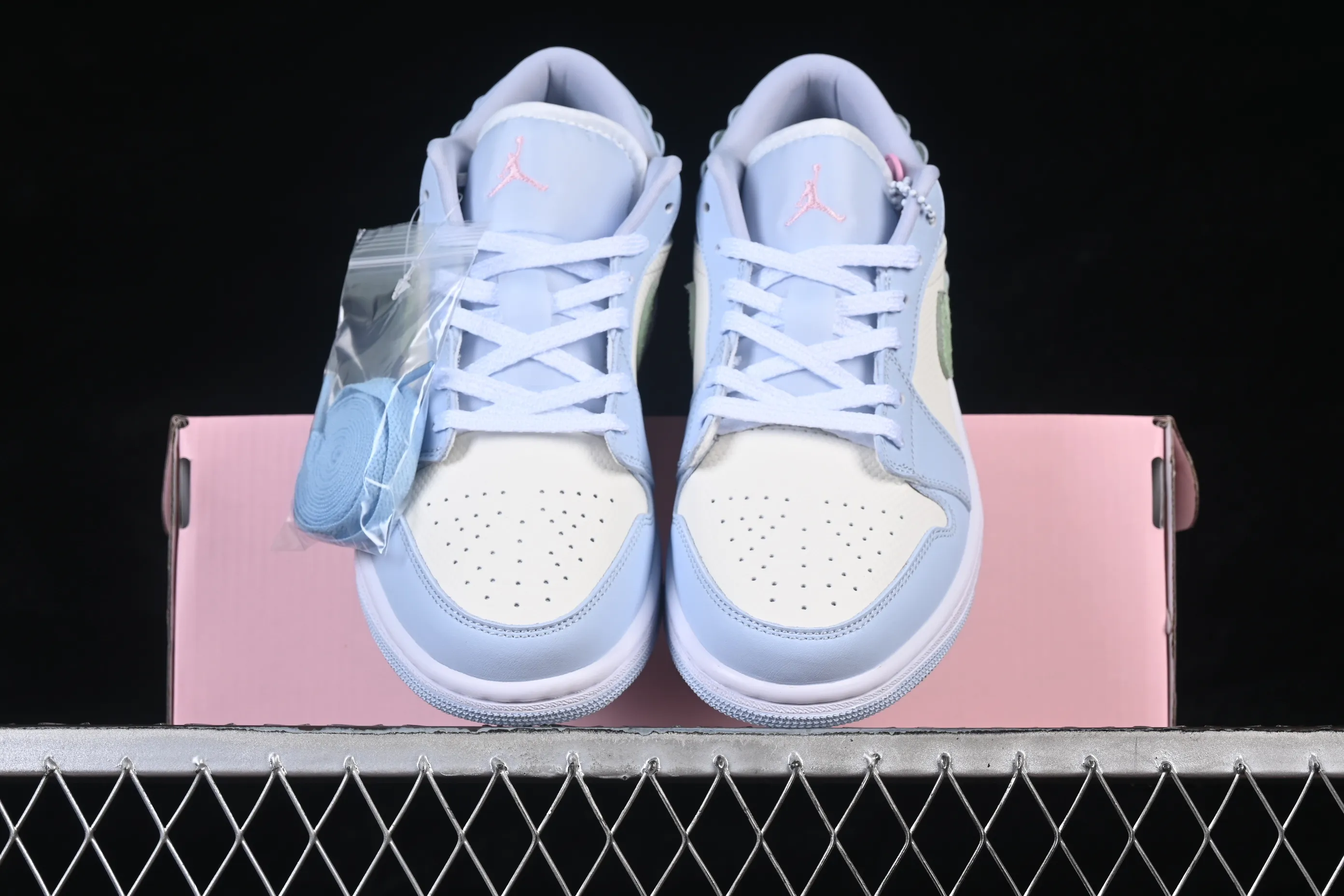 All categories Air Jordan Jordan series basketball shoes Air Jordan 1 Low Air Jordan 1 Low AJ1 Joe 1 Valentine's Day limited low-top retro cultural basketball shoes IB7113-403